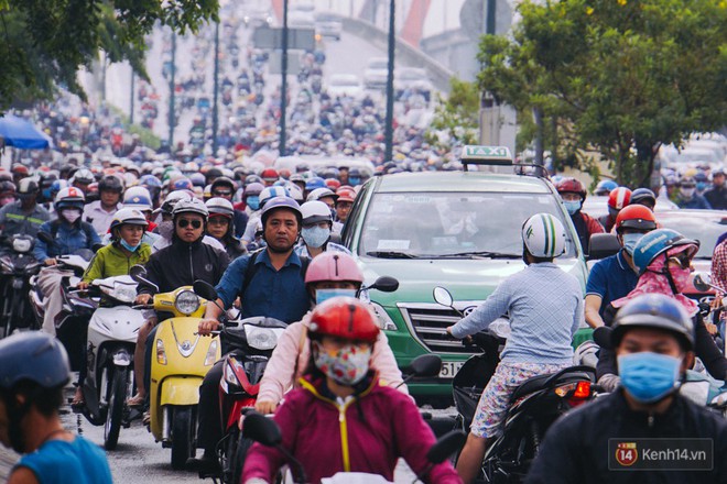Ảnh và clip: Đường phố Hà Nội, Sài Gòn tắc nghẽn kinh hoàng trong ngày đầu người dân đi làm sau kỳ nghỉ lễ - Ảnh 14.
