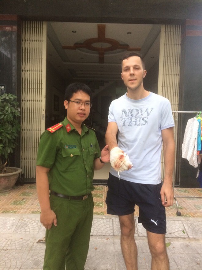 2 du kh&aacute;ch lao v&agrave;o đ&aacute;m ch&aacute;y cứu sống 2 em nhỏ ở Đ&agrave; Nẵng: Ai chứng kiến cũng sẵn s&agrave;ng lao v&agrave;o cứu - Ảnh 2.