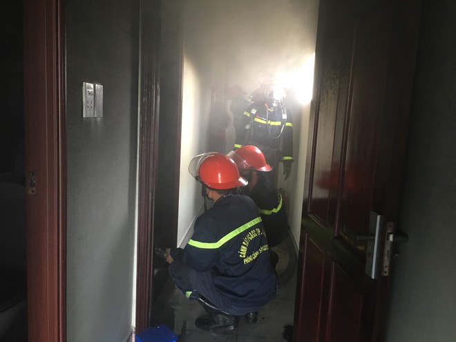 2 du kh&aacute;ch lao v&agrave;o đ&aacute;m ch&aacute;y cứu sống 2 em nhỏ ở Đ&agrave; Nẵng: Ai chứng kiến cũng sẵn s&agrave;ng lao v&agrave;o cứu - Ảnh 3.