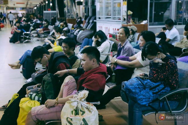 Lỉnh kỉnh đồ đạc trở về Sài Gòn sau kỳ nghỉ lễ 30/4, hàng trăm sinh viên khổ sở vì cơn mưa lớn lúc rạng sáng - Ảnh 19.