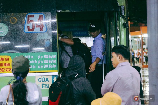 Lỉnh kỉnh đồ đạc trở về Sài Gòn sau kỳ nghỉ lễ 30/4, hàng trăm sinh viên khổ sở vì cơn mưa lớn lúc rạng sáng - Ảnh 6.