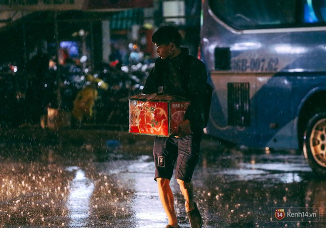 Lỉnh kỉnh đồ đạc trở về Sài Gòn sau kỳ nghỉ lễ 30/4, hàng trăm sinh viên khổ sở vì cơn mưa lớn lúc rạng sáng - Ảnh 8.