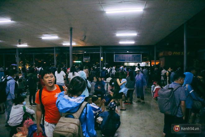 Lỉnh kỉnh đồ đạc trở về Sài Gòn sau kỳ nghỉ lễ 30/4, hàng trăm sinh viên khổ sở vì cơn mưa lớn lúc rạng sáng - Ảnh 12.