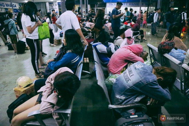Lỉnh kỉnh đồ đạc trở về Sài Gòn sau kỳ nghỉ lễ 30/4, hàng trăm sinh viên khổ sở vì cơn mưa lớn lúc rạng sáng - Ảnh 15.