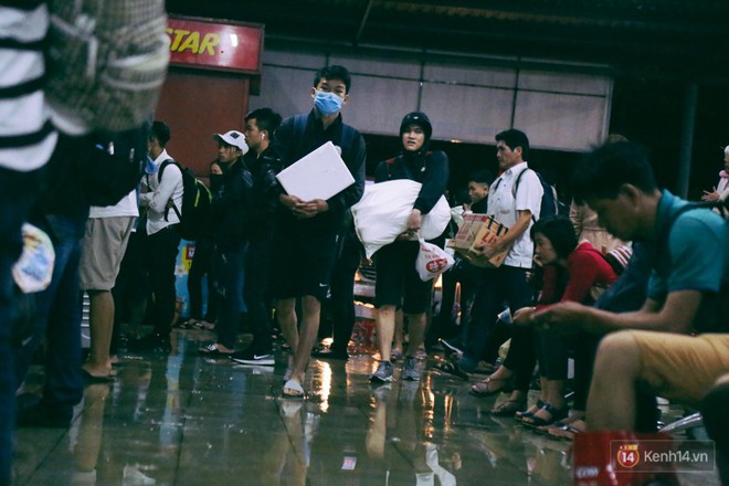 Lỉnh kỉnh đồ đạc trở về Sài Gòn sau kỳ nghỉ lễ 30/4, hàng trăm sinh viên khổ sở vì cơn mưa lớn lúc rạng sáng - Ảnh 9.