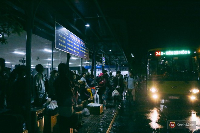 Lỉnh kỉnh đồ đạc trở về Sài Gòn sau kỳ nghỉ lễ 30/4, hàng trăm sinh viên khổ sở vì cơn mưa lớn lúc rạng sáng - Ảnh 3.
