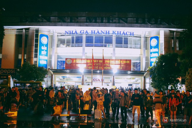 Lỉnh kỉnh đồ đạc trở về Sài Gòn sau kỳ nghỉ lễ 30/4, hàng trăm sinh viên khổ sở vì cơn mưa lớn lúc rạng sáng - Ảnh 1.