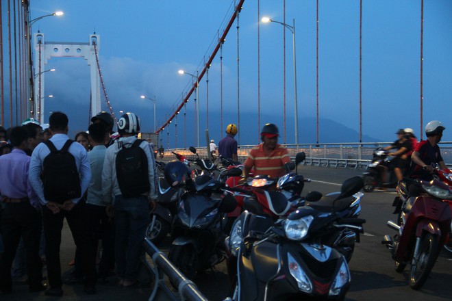 Kh&ocirc;ng ngăn được chồng sắp cưới tự tử, c&ocirc; g&aacute;i trẻ ngồi kh&oacute;c thảm thiết tr&ecirc;n cầu - Ảnh 1.