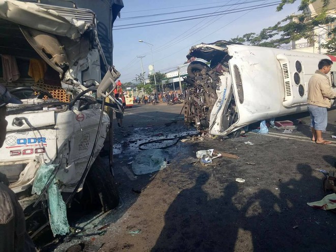 Lâm Đồng: Xe khách tông trực diện xe tải chạy ngược chiều khiến 1 người chết, 10 người bị thương - Ảnh 1.