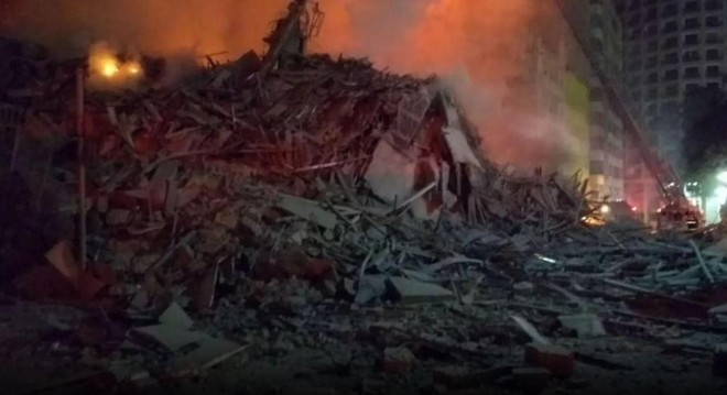 Clip: Cảnh tượng tòa nhà 26 tầng đổ sập trong biển lửa khiến nhiều người không khỏi bàng hoàng - Ảnh 4.