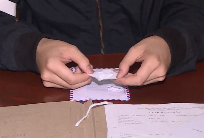 C&ocirc;ng an gi&aacute;m định chất bột m&agrave;u trắng Hội Th&aacute;nh Đức Ch&uacute;a Trời Mẹ pha uống h&agrave;ng ng&agrave;y - Ảnh 1.