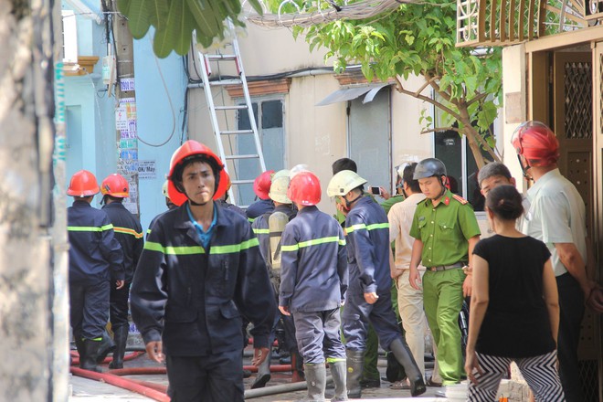 TP.HCM: Ch&aacute;y căn nh&agrave; gia c&ocirc;ng h&agrave;ng may mặc trong hẻm, người d&acirc;n h&ocirc; ho&aacute;n dập lửa nhưng bất th&agrave;nh - Ảnh 2.