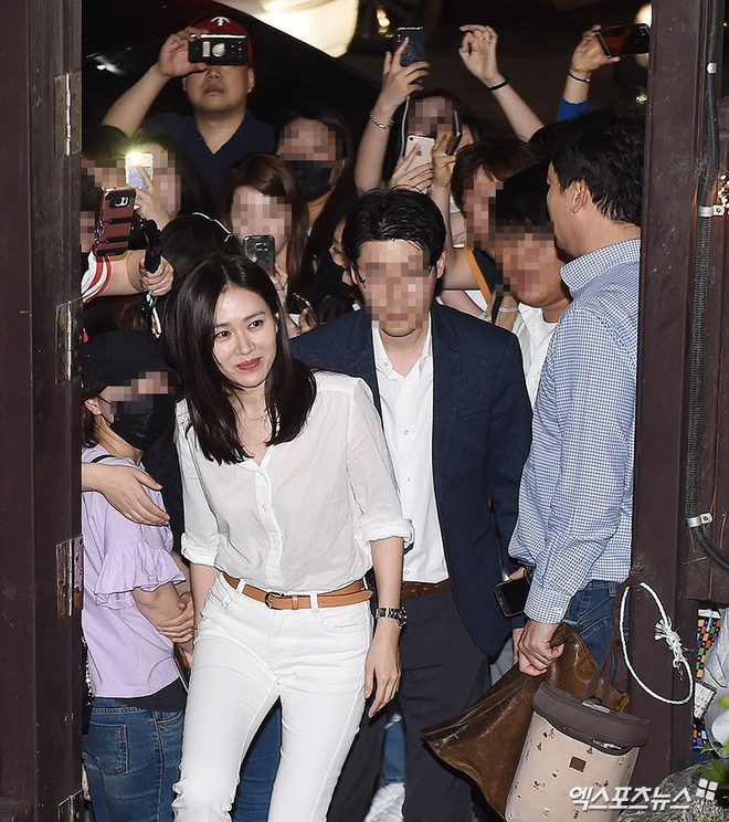 Tiệc mừng công phim Chị đẹp: Jung Hae In bị biển fan vây kín, Son Ye Jin đẹp bất chấp giữa dàn sao - Ảnh 9.