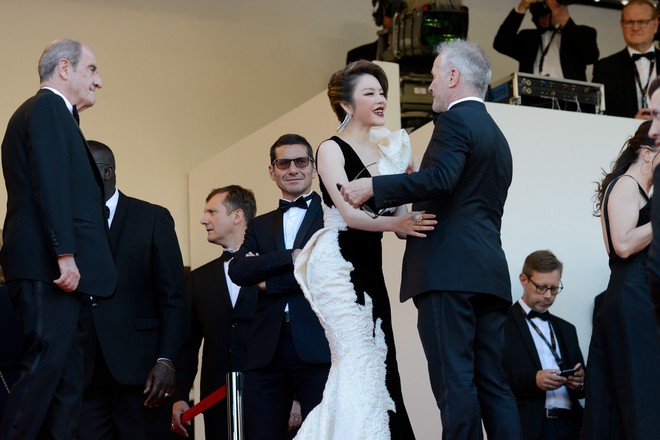 Lý Nhã Kỳ diện váy đen trắng đối lập, mang sự tự do và huyền bí lên thảm đỏ Cannes ngày cuối - Ảnh 5.