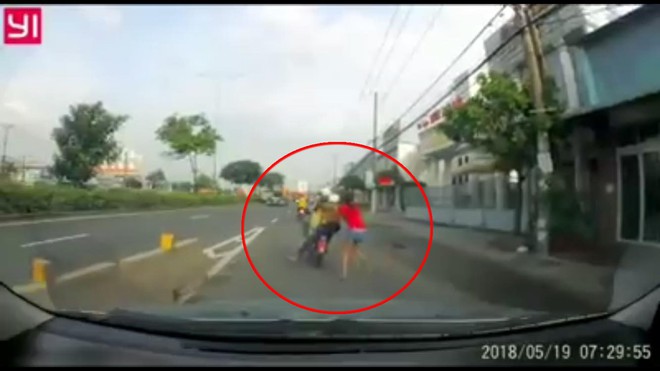 Clip: C&ocirc; g&aacute;i tuyệt vọng k&ecirc;u cứu khi bị cướp k&eacute;o l&ecirc; tr&ecirc;n quốc lộ ở v&ugrave;ng gi&aacute;p ranh S&agrave;i G&ograve;n - Ảnh 2.