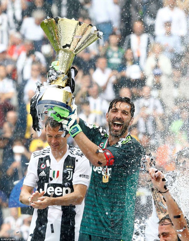 Xúc động nghẹn ngào ngày thủ môn huyền thoại Buffon chia tay Juventus - Ảnh 8.