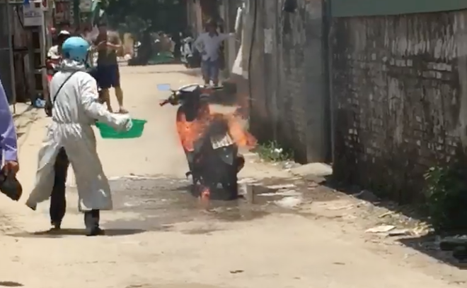 Hưng Yên: Xe máy đang đi thì bốc cháy ngùn ngụt, chủ xe dội nước để dập lửa gây tranh cãi - Ảnh 2.