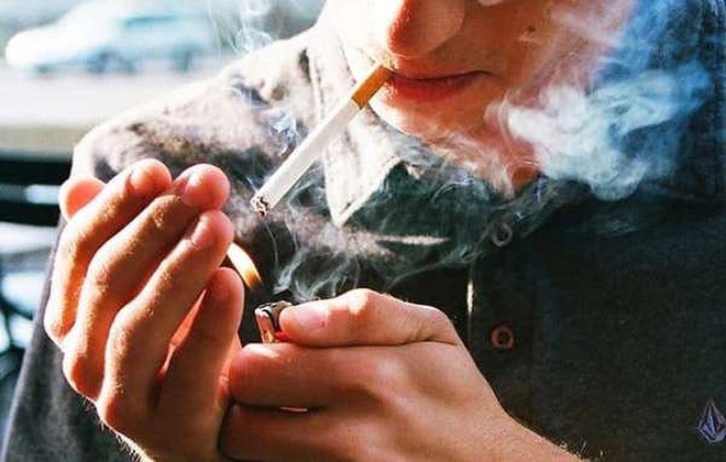 Nếu kh&ocirc;ng muốn mới đ&ocirc;i mươi m&agrave; đ&atilde; yếu như b&agrave; cụ 60 v&igrave; đau lưng m&atilde;n t&iacute;nh th&igrave; đ&acirc;y l&agrave; điều bạn cần nhớ - Ảnh 2.