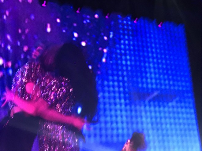 Sốc trước m&agrave;n h&ocirc;n h&iacute;t, b&oacute;p v&ograve;ng 3 v&agrave; nhảy sexy của 2 mỹ nh&acirc;n nh&oacute;m TWICE tr&ecirc;n s&acirc;n khấu - Ảnh 7.