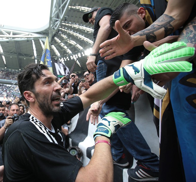 Xúc động nghẹn ngào ngày thủ môn huyền thoại Buffon chia tay Juventus - Ảnh 9.