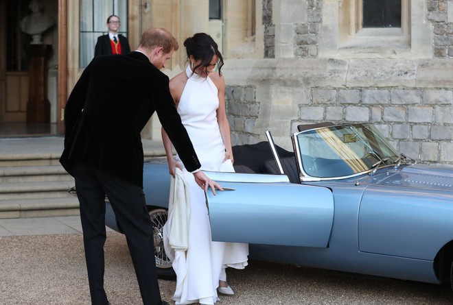 Chiếc váy cưới thứ hai của tân Công nương đẹp nức nở nhưng tâm điểm lại là việc cô đeo nhẫn của Công nương Diana - Ảnh 4.