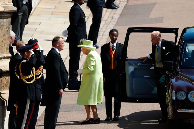 Nếu bạn thắc mắc vì sao Nữ hoàng Elizabeth mặc đồ xanh nõn chuối đến Đám cưới Hoàng gia thì lý do là thế này - Ảnh 1.
