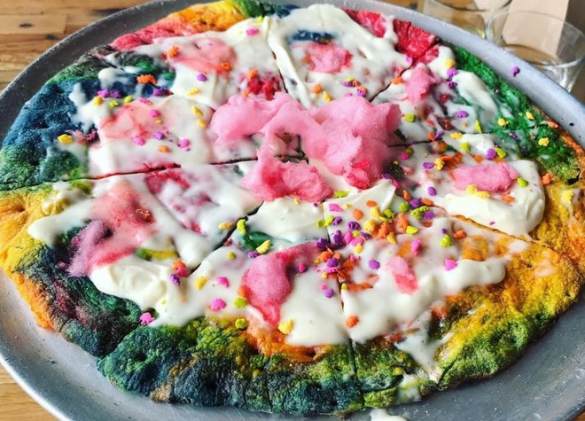 Hãy xem cách mà thợ bánh New York cầu vồng hóa cho chiếc pizza này - Ảnh 3.