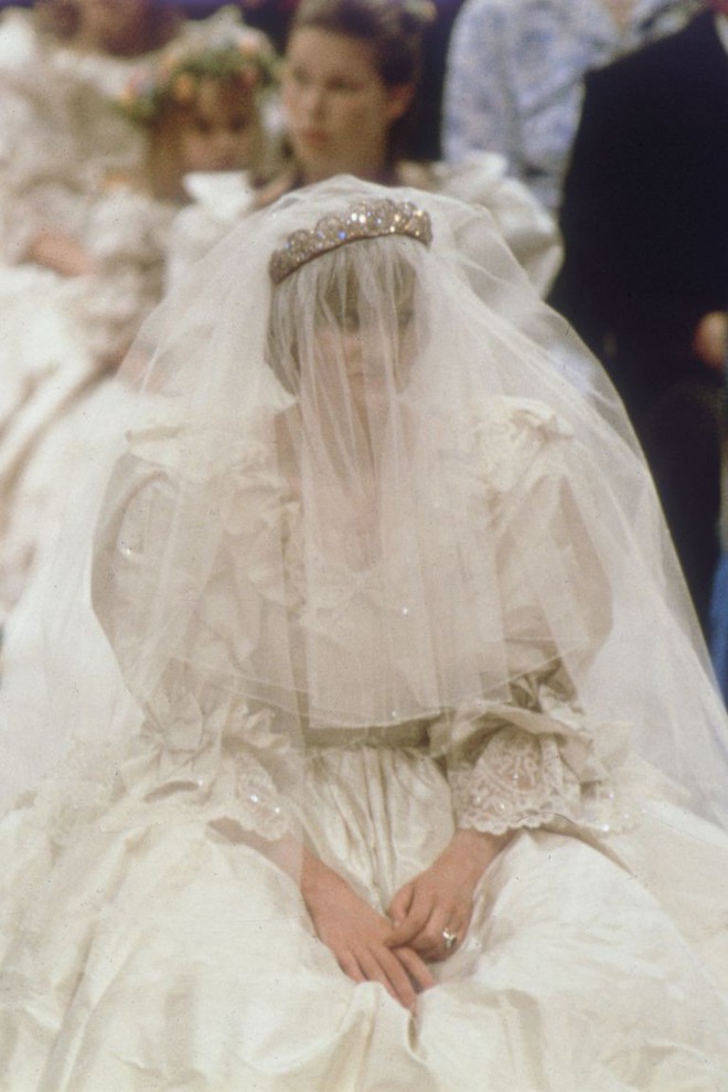 3 chiếc váy cưới nổi tiếng của Công nương Diana và hai cô con dâu xinh đẹp - Ảnh 5.