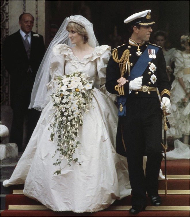 3 chiếc váy cưới nổi tiếng của Công nương Diana và hai cô con dâu xinh đẹp - Ảnh 4.
