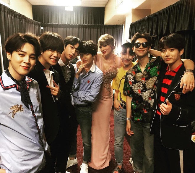 Loạt siêu sao Backstreet Boys, Tyra Banks nhận là fan của BTS và tự hào khoe ảnh chụp cùng nhóm - Ảnh 1.