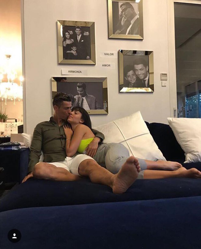Ronaldo và bức ảnh âu yếm hôn Georgina “đốn tim” cộng đồng mạng - Ảnh 1.