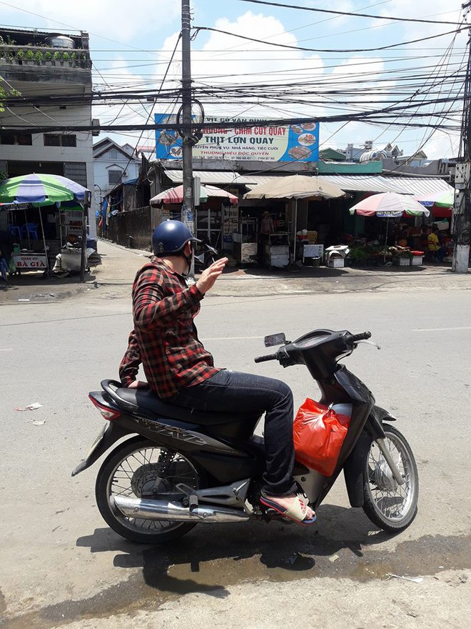 Câu chuyện dễ thương nhất ngày: Sợ chị gái bị bỏng, cậu em trai cố nhoài người ngồi che kín cả yên xe - Ảnh 2.