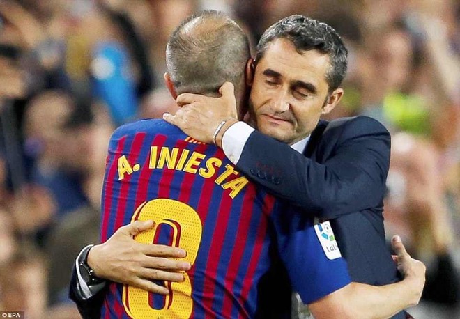 Huyền thoại Iniesta khóc nghẹn trong trận đấu cuối cùng khoác áo Barca - Ảnh 10.