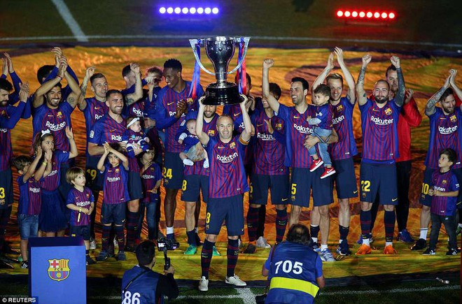 Huyền thoại Iniesta khóc nghẹn trong trận đấu cuối cùng khoác áo Barca - Ảnh 12.