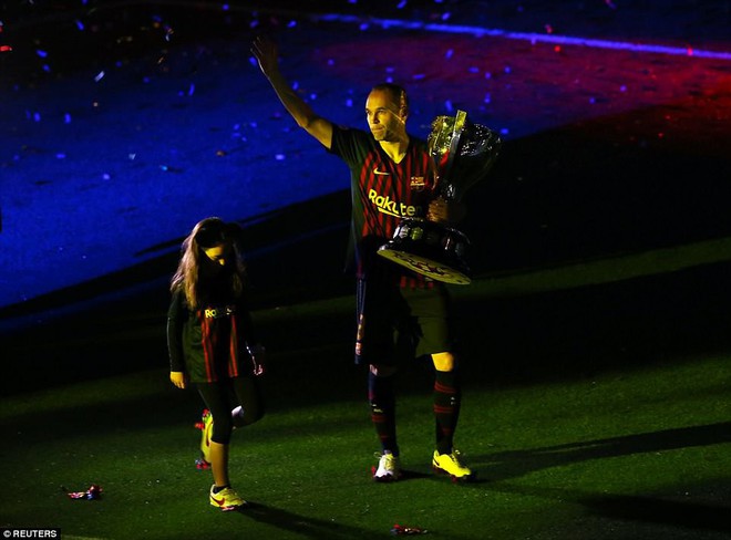 Huyền thoại Iniesta khóc nghẹn trong trận đấu cuối cùng khoác áo Barca - Ảnh 7.