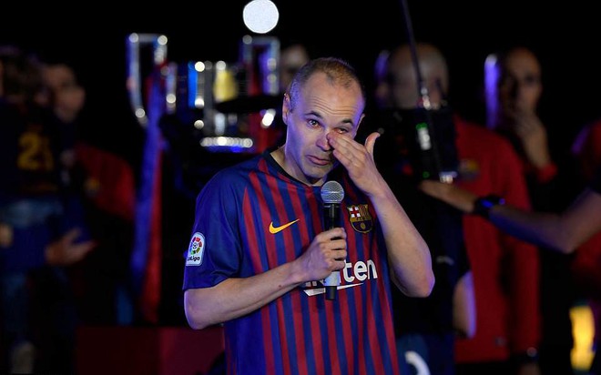 Huyền thoại Iniesta khóc nghẹn trong trận đấu cuối cùng khoác áo Barca - Ảnh 8.