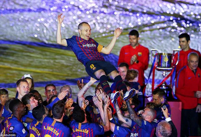 Huyền thoại Iniesta khóc nghẹn trong trận đấu cuối cùng khoác áo Barca - Ảnh 9.