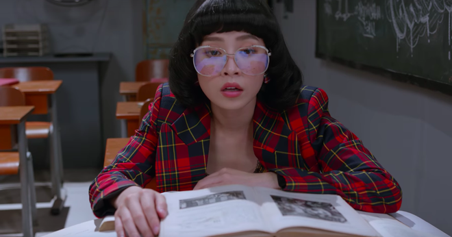 Chi Pu ba mắt v&aacute;c cả buồng chuối đi giải cứu người y&ecirc;u trong MV Đ&oacute;a hoa hồng phi&ecirc;n bản c&acirc;u chuyện - Ảnh 7.
