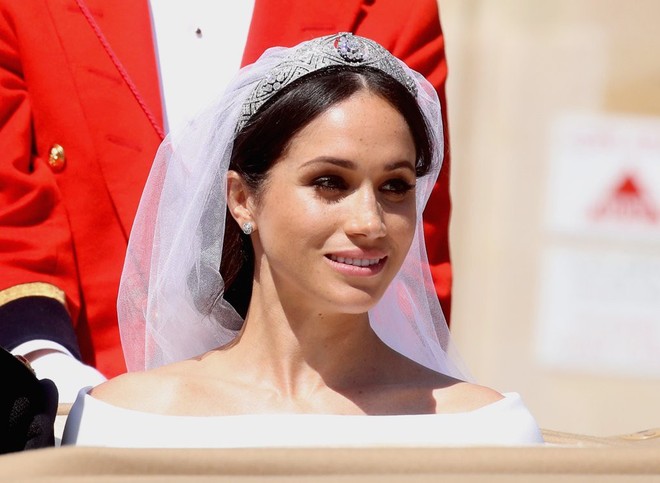 Liệu pháp massage kỳ cục này chính là bí quyết giúp Công nương Meghan Markle có khuôn mặt thon gọn và làn da bóng khỏe - Ảnh 1.