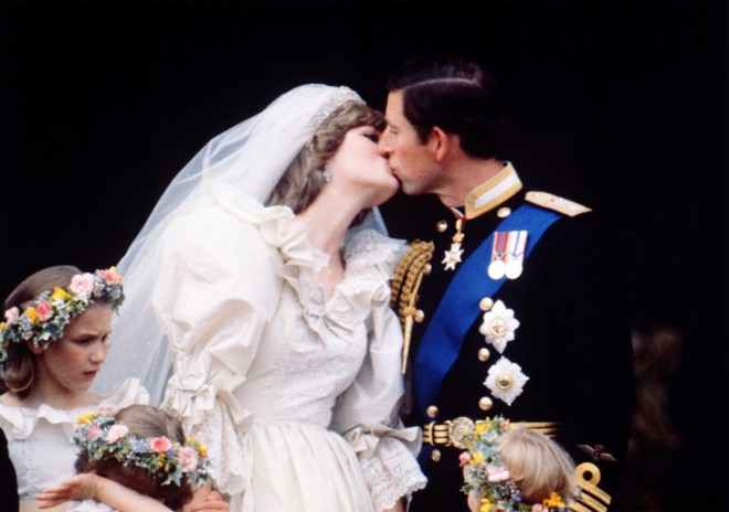 Những hình ảnh tuyệt đẹp trong đám cưới cố Công nương Diana bất ngờ được chia sẻ mạnh trên MXH - Ảnh 3.