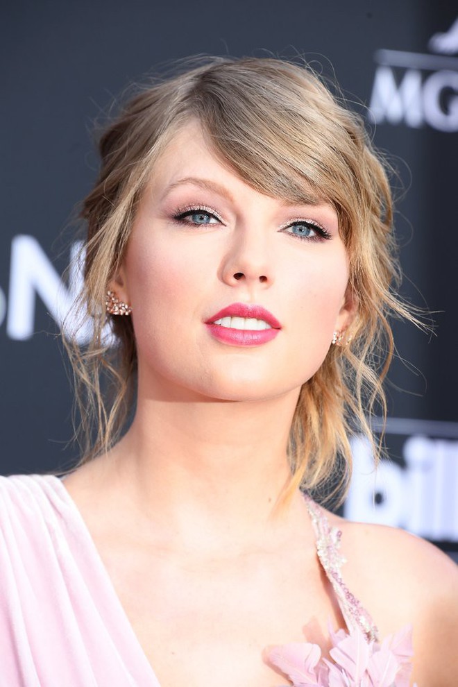 Returning to the red carpet of the 2018 Billboard Music Awards, Taylor Swift is as beautiful as a fairy among the famous stars