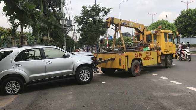 Tài xế ô tô nghi say xỉn tông hàng loạt xe máy, bé gái 4 tuổi nhập viện ở Sài Gòn - Ảnh 2.