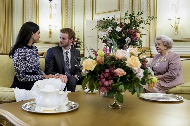 3 khách mời cùng mặc một chiếc váy đến đám cưới Hoàng gia, và trùng hợp thay đó còn là váy mà “bản sao” Meghan Markle từng mặc - Ảnh 10.