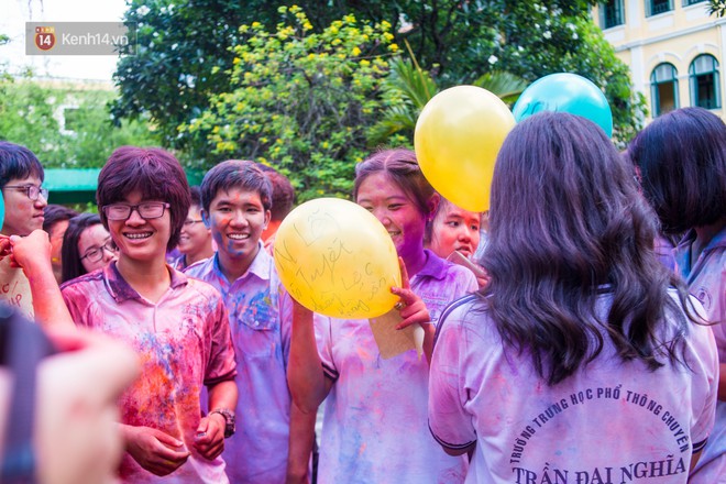 Đại tiệc teen 12 Trần Đại Nghĩa: Ném bột màu vào nhau, quậy tung trường để nói lời tạm biệt đúng chất “nhất quỷ nhì ma” - Ảnh 9.