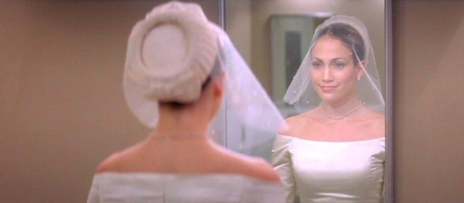 Thật t&igrave;nh cờ v&agrave; thật bất ngờ, v&aacute;y cưới của Meghan Markle giống hệt v&aacute;y Jennifer Lopez mặc từ 17 năm trước - Ảnh 3.