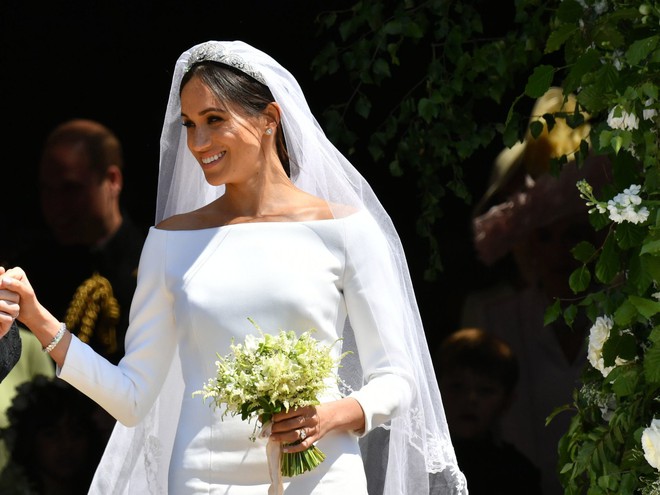 Thật t&igrave;nh cờ v&agrave; thật bất ngờ, v&aacute;y cưới của Meghan Markle giống hệt v&aacute;y Jennifer Lopez mặc từ 17 năm trước - Ảnh 4.