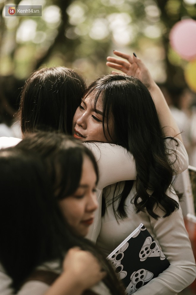 Teen Chu Văn An &ocirc;m nhau kh&oacute;c nức nở trong buổi lễ bế giảng cuối c&ugrave;ng của đời học sinh - Ảnh 2.