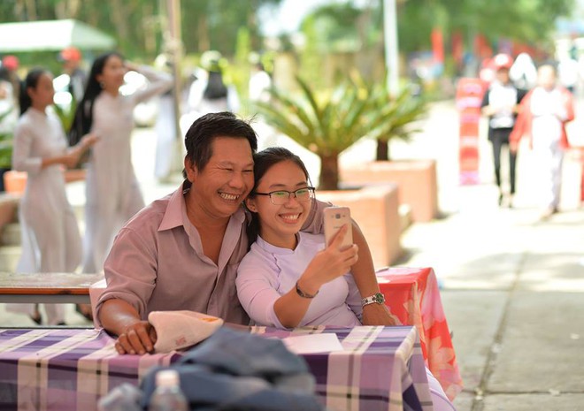 Ông bố đèo cả bình khí đi làm vẫn tranh thủ đến trường selfie cùng con gái trong lễ tổng kết cuối năm - Ảnh 2.