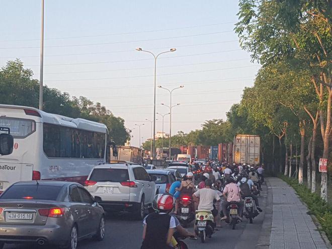 Xe tải t&ocirc;ng 2 xe m&aacute;y giữa v&ograve;ng xuyến, 1 người chết, thanh ni&ecirc;n nguy kịch - Ảnh 2.