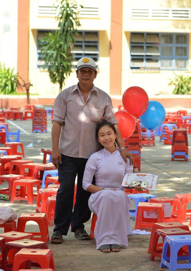 Ông bố đèo cả bình khí đi làm vẫn tranh thủ đến trường selfie cùng con gái trong lễ tổng kết cuối năm - Ảnh 4.